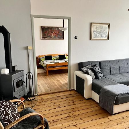 Slunny Byt S Krasnym Vyhledem Apartment โนเว เมสตู นอด เมตูยี ภายนอก รูปภาพ