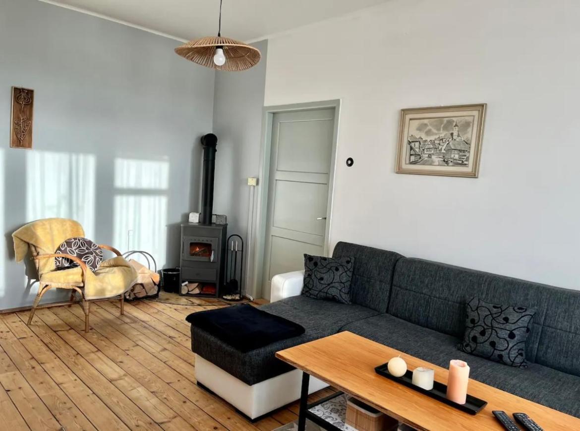 Slunny Byt S Krasnym Vyhledem Apartment โนเว เมสตู นอด เมตูยี ภายนอก รูปภาพ