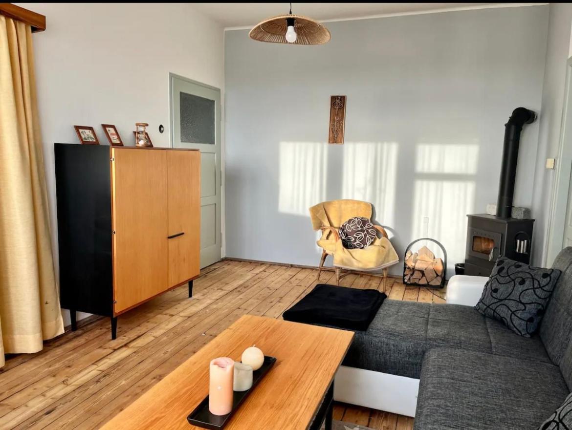 Slunny Byt S Krasnym Vyhledem Apartment โนเว เมสตู นอด เมตูยี ภายนอก รูปภาพ