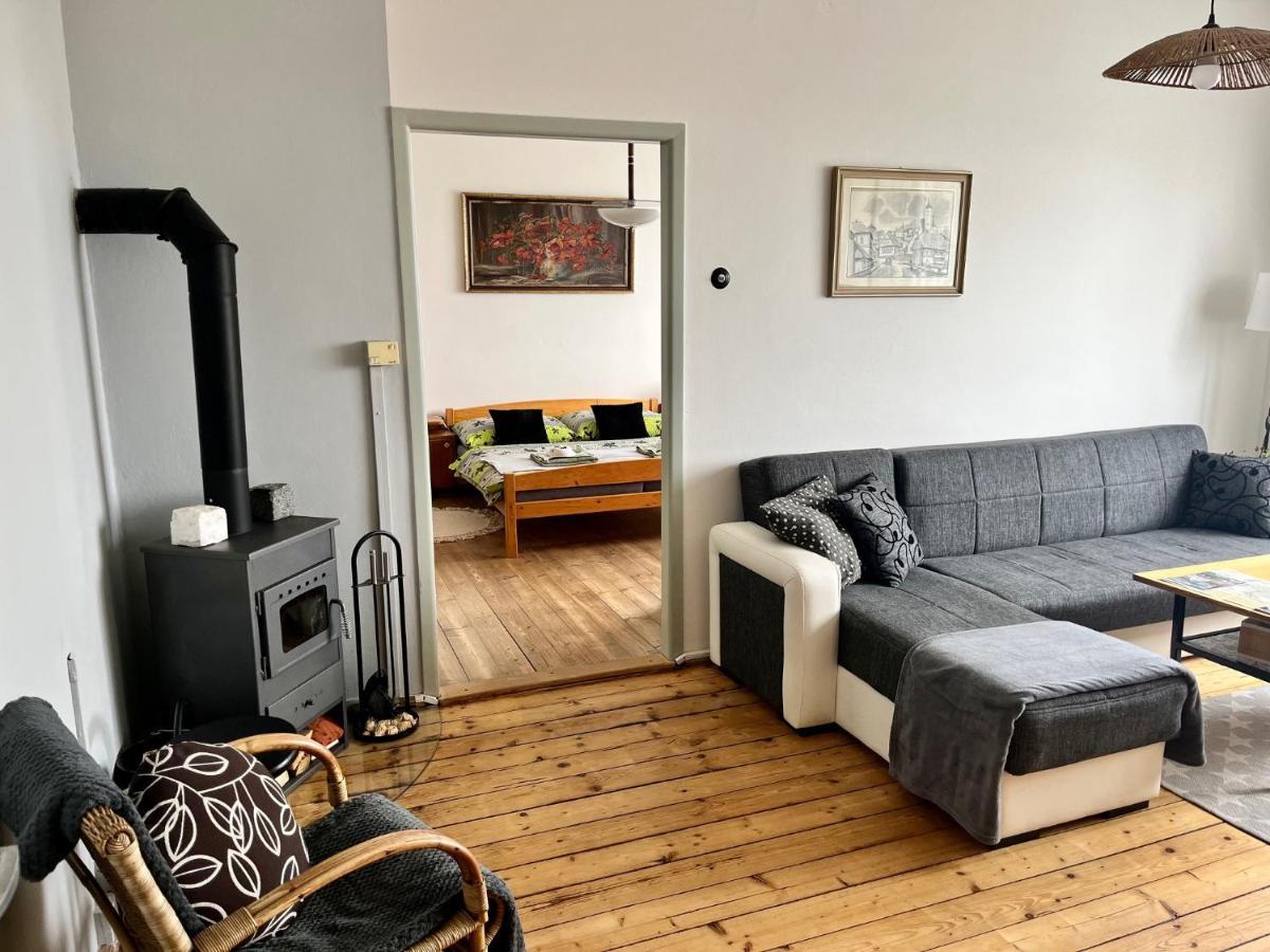 Slunny Byt S Krasnym Vyhledem Apartment โนเว เมสตู นอด เมตูยี ภายนอก รูปภาพ