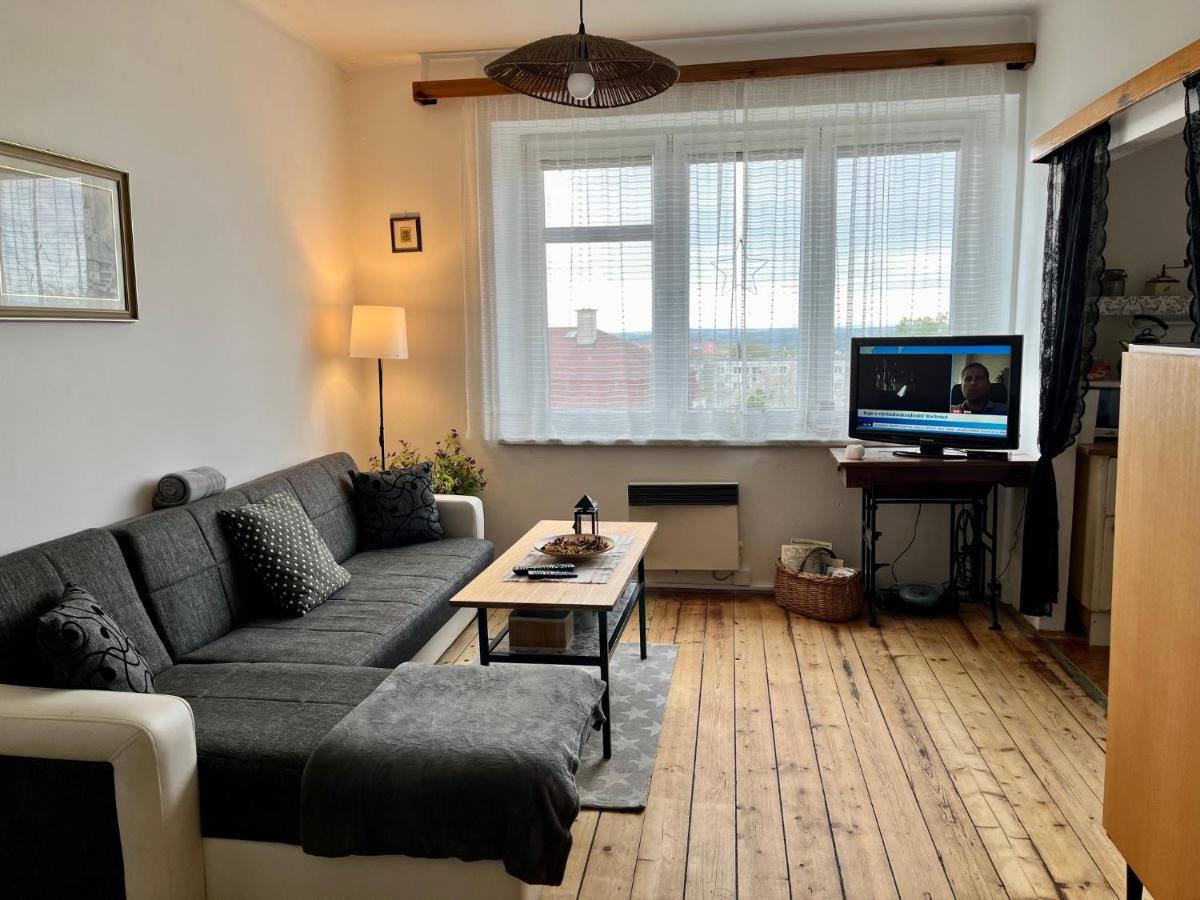 Slunny Byt S Krasnym Vyhledem Apartment โนเว เมสตู นอด เมตูยี ภายนอก รูปภาพ