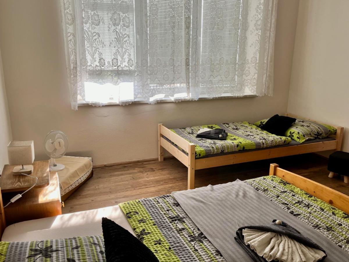 Slunny Byt S Krasnym Vyhledem Apartment โนเว เมสตู นอด เมตูยี ภายนอก รูปภาพ