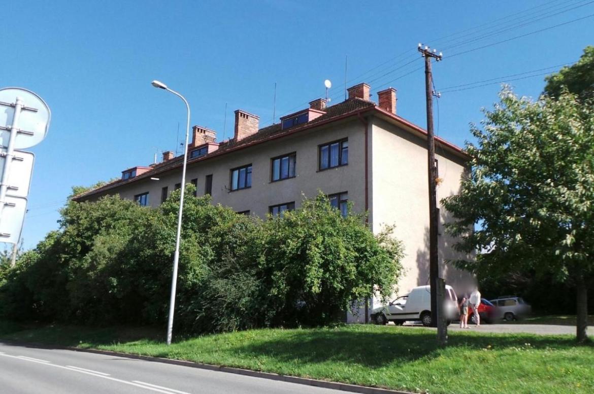Slunny Byt S Krasnym Vyhledem Apartment โนเว เมสตู นอด เมตูยี ภายนอก รูปภาพ