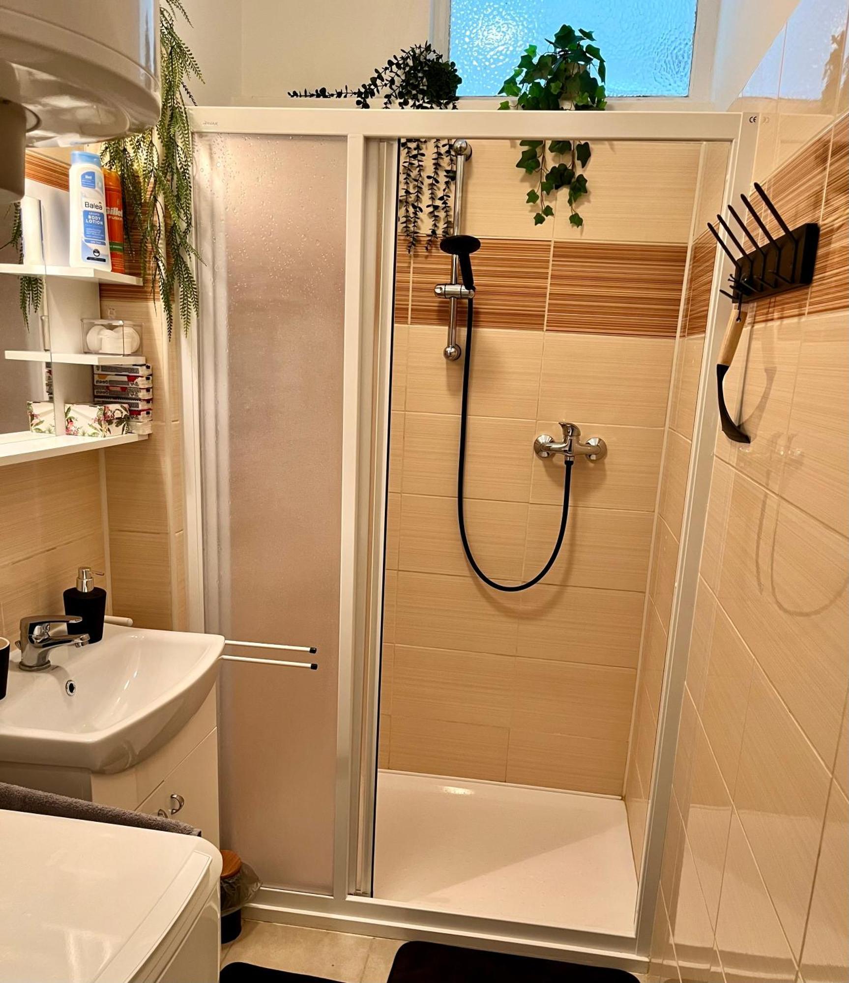 Slunny Byt S Krasnym Vyhledem Apartment โนเว เมสตู นอด เมตูยี ภายนอก รูปภาพ