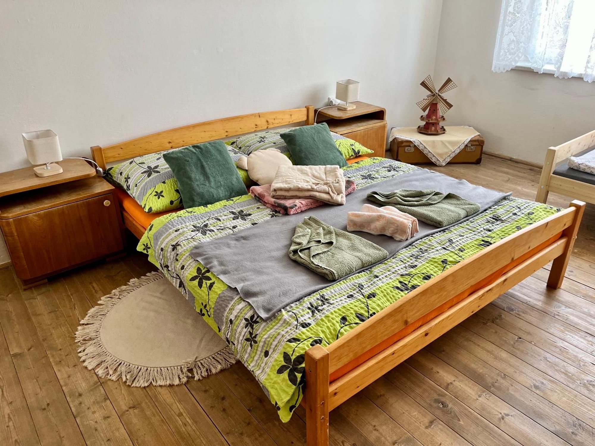 Slunny Byt S Krasnym Vyhledem Apartment โนเว เมสตู นอด เมตูยี ภายนอก รูปภาพ